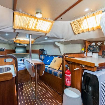 Pequeno Velero En Port Forum Ideal Para Backpackers سان أدريان دي بيزوس المظهر الخارجي الصورة