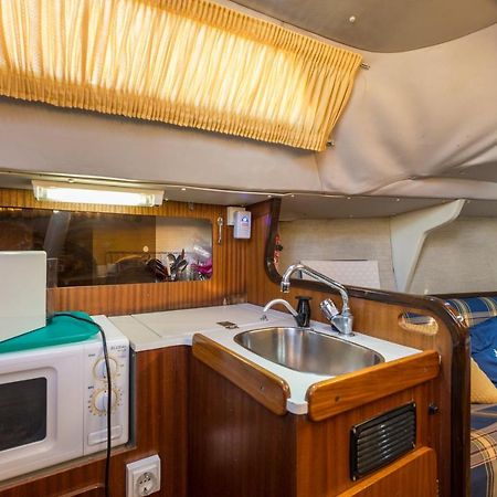 Pequeno Velero En Port Forum Ideal Para Backpackers سان أدريان دي بيزوس المظهر الخارجي الصورة