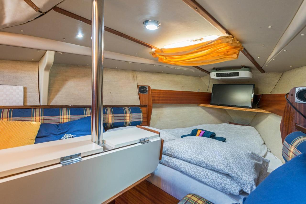 Pequeno Velero En Port Forum Ideal Para Backpackers سان أدريان دي بيزوس المظهر الخارجي الصورة