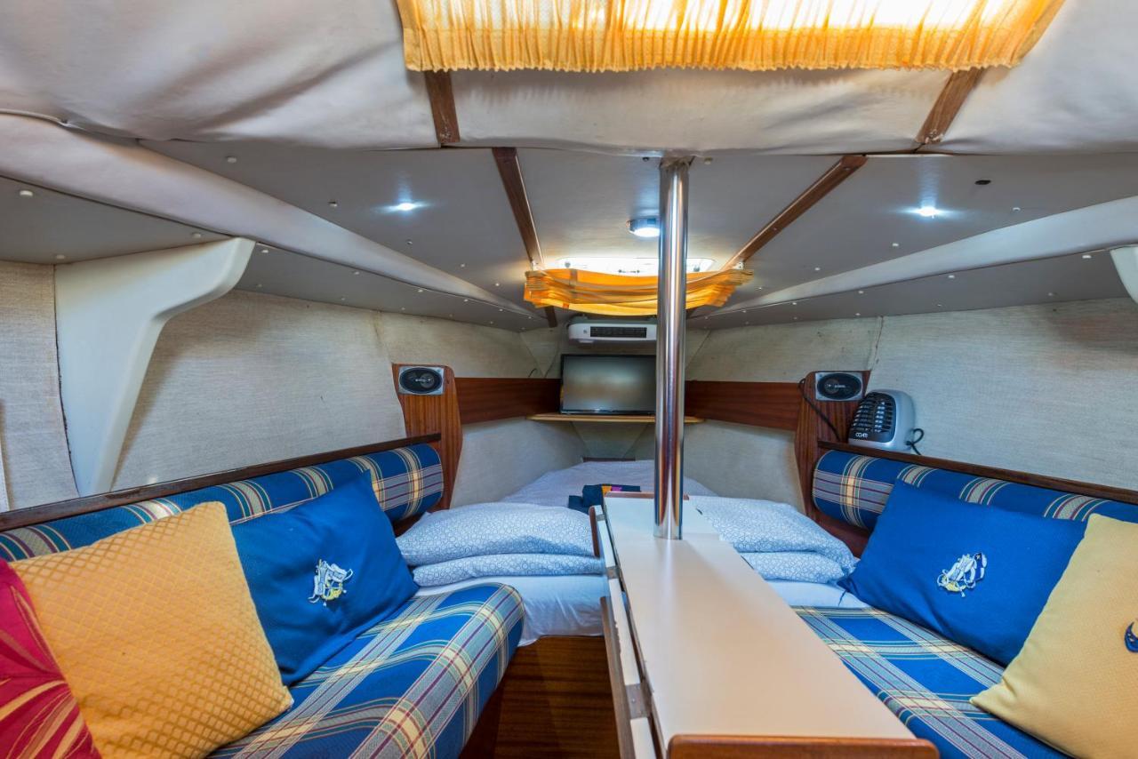 Pequeno Velero En Port Forum Ideal Para Backpackers سان أدريان دي بيزوس المظهر الخارجي الصورة