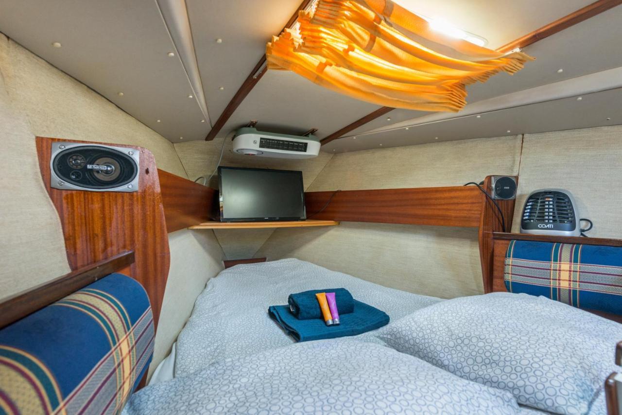 Pequeno Velero En Port Forum Ideal Para Backpackers سان أدريان دي بيزوس المظهر الخارجي الصورة