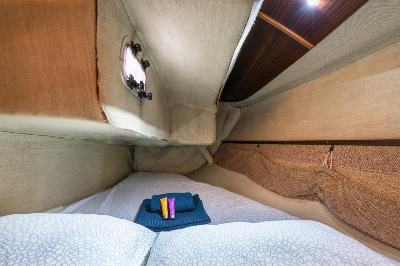 Pequeno Velero En Port Forum Ideal Para Backpackers سان أدريان دي بيزوس المظهر الخارجي الصورة