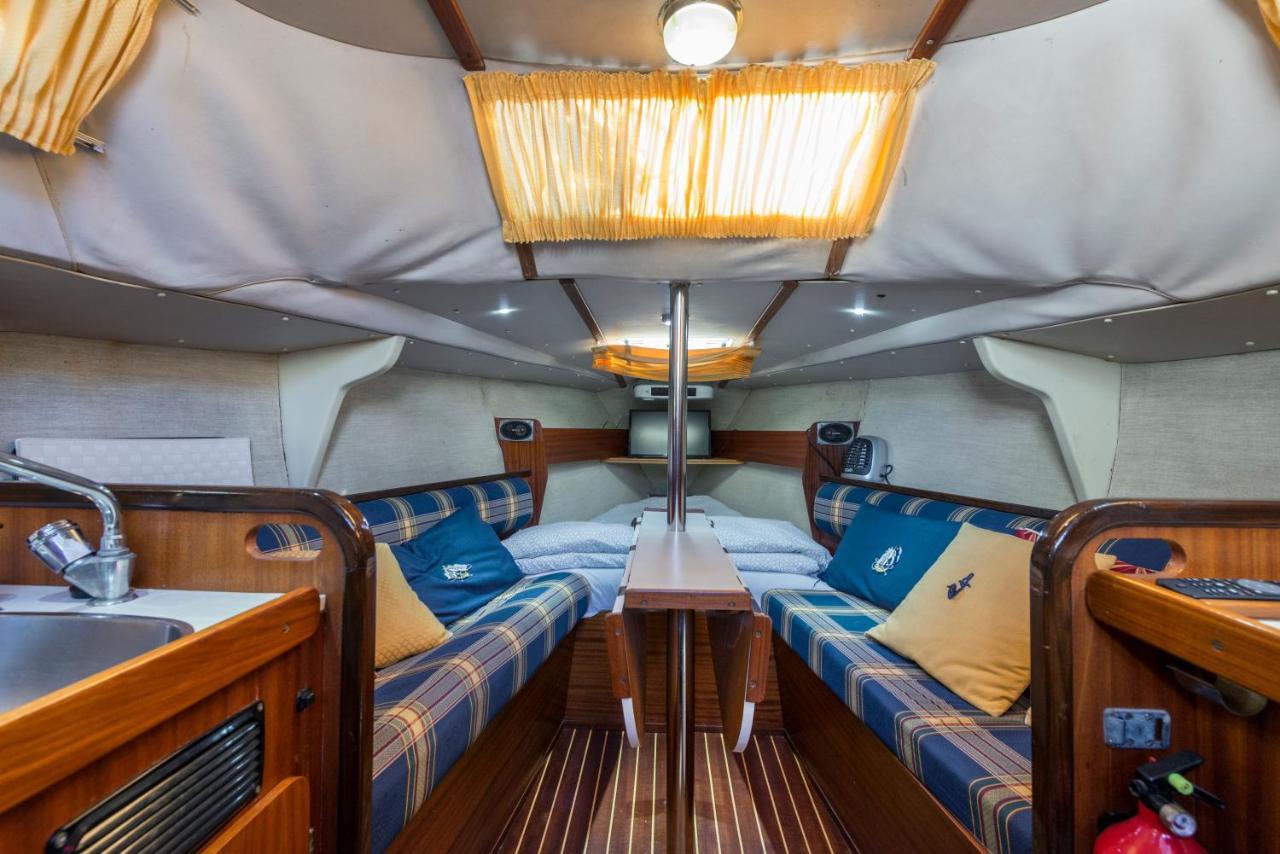 Pequeno Velero En Port Forum Ideal Para Backpackers سان أدريان دي بيزوس المظهر الخارجي الصورة
