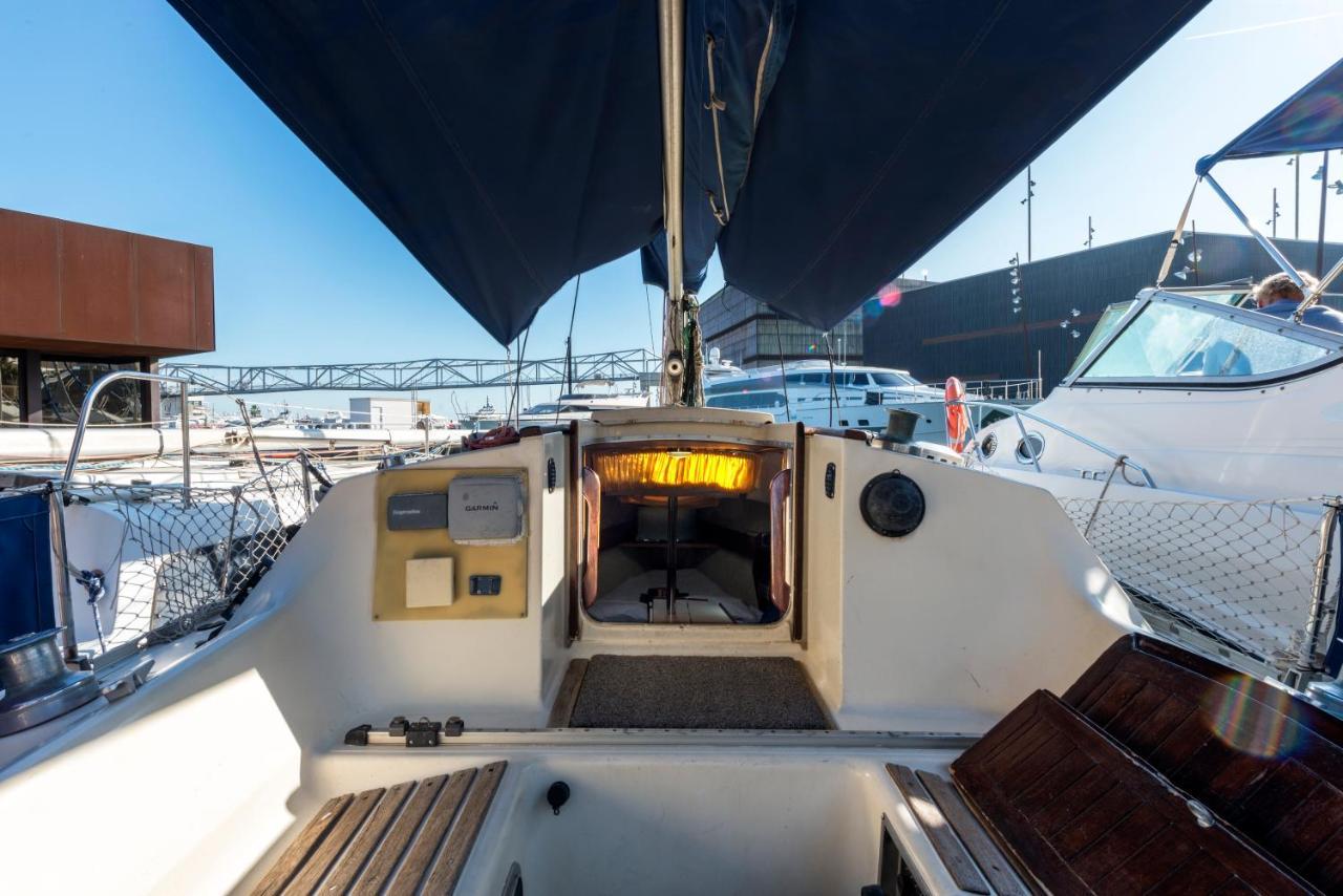 Pequeno Velero En Port Forum Ideal Para Backpackers سان أدريان دي بيزوس المظهر الخارجي الصورة