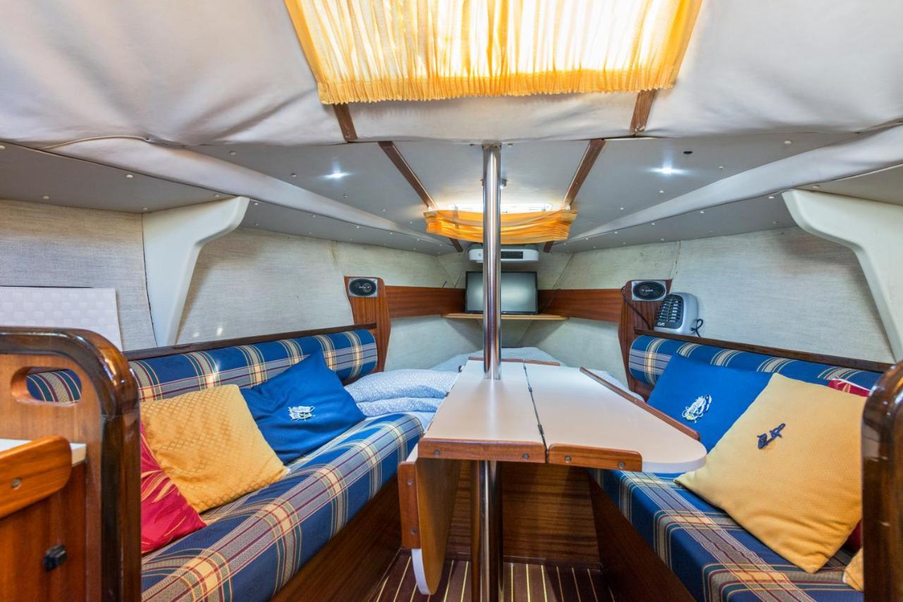 Pequeno Velero En Port Forum Ideal Para Backpackers سان أدريان دي بيزوس المظهر الخارجي الصورة