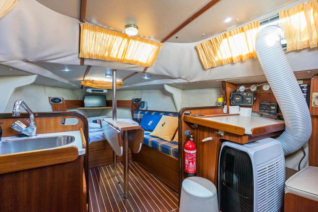 Pequeno Velero En Port Forum Ideal Para Backpackers سان أدريان دي بيزوس المظهر الخارجي الصورة
