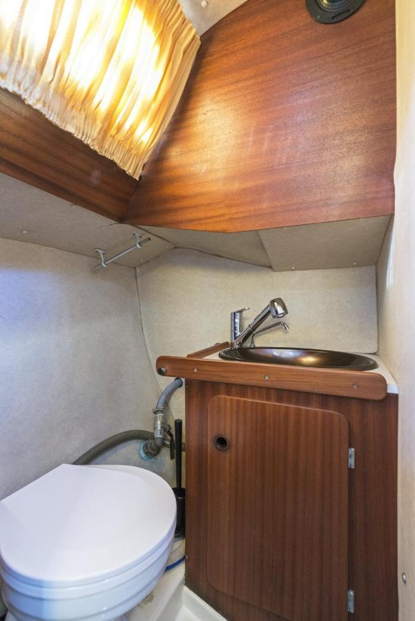 Pequeno Velero En Port Forum Ideal Para Backpackers سان أدريان دي بيزوس المظهر الخارجي الصورة