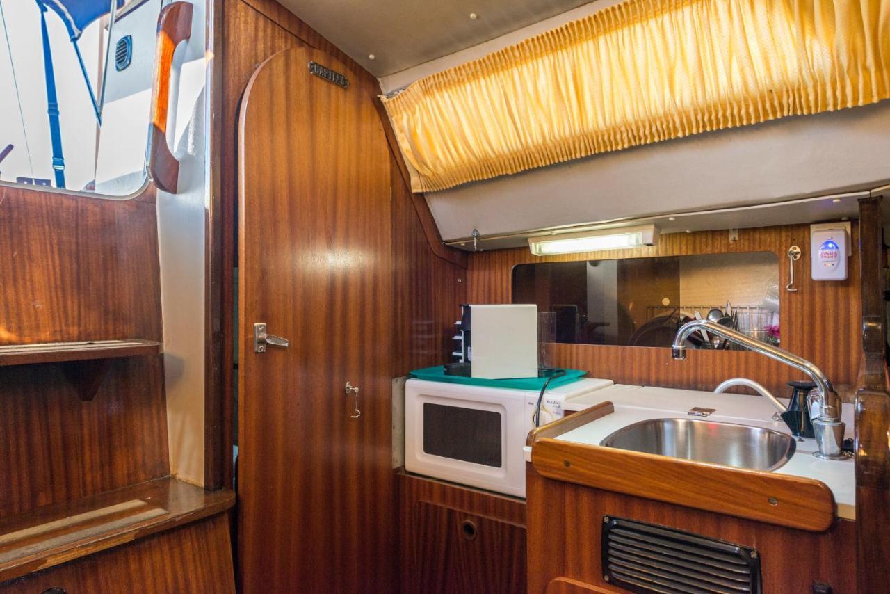 Pequeno Velero En Port Forum Ideal Para Backpackers سان أدريان دي بيزوس المظهر الخارجي الصورة