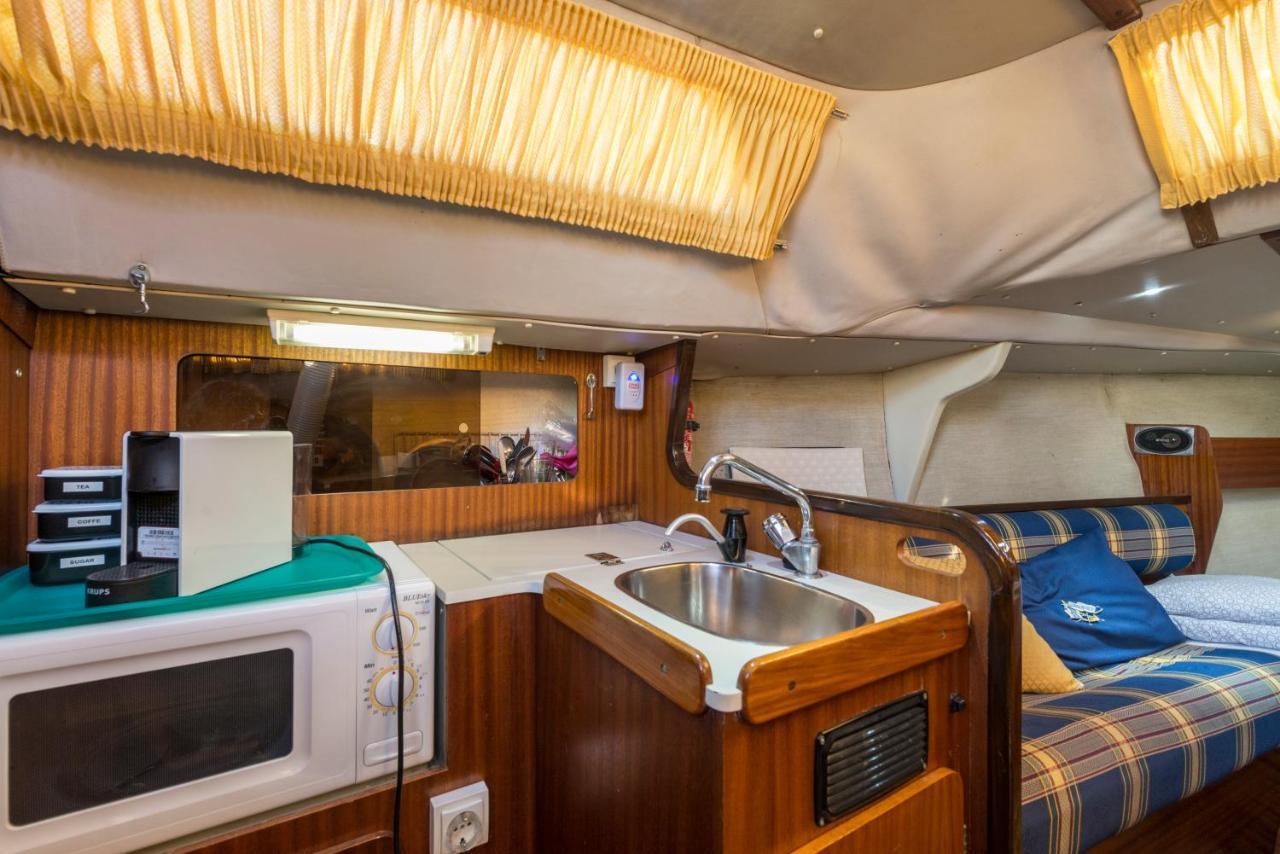 Pequeno Velero En Port Forum Ideal Para Backpackers سان أدريان دي بيزوس المظهر الخارجي الصورة
