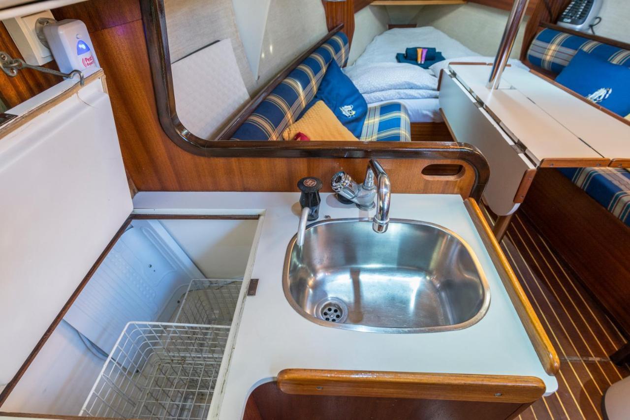 Pequeno Velero En Port Forum Ideal Para Backpackers سان أدريان دي بيزوس المظهر الخارجي الصورة