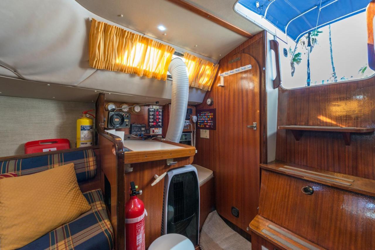 Pequeno Velero En Port Forum Ideal Para Backpackers سان أدريان دي بيزوس المظهر الخارجي الصورة